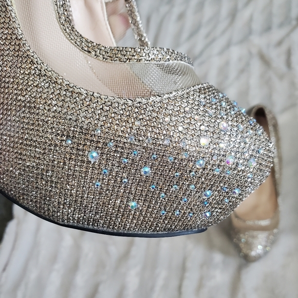 QUIPID~GOLD SPARKLING PLATFORM STILETTOS W/ RHINESTONES ON TOE & MESH ACCENTS! - Picture 13 of 16